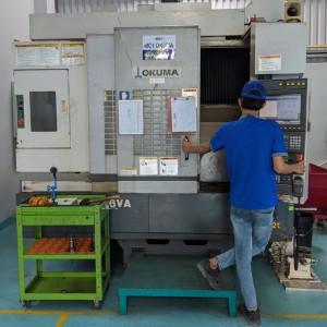 Nhân viên vận hành máy phay CNC